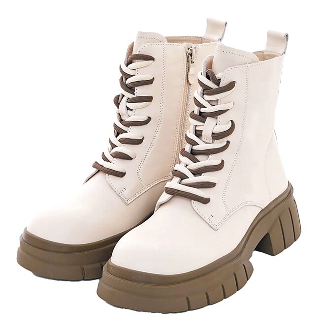 Global Mall桃园A8店推CUMAR「方头绑带厚底短靴」，原价7980元、优惠价3680元。（Global Mall提供）