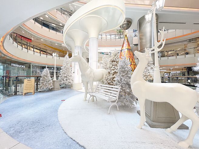 大江购物中心今年耶诞节打造白色系的梦幻雪之城。（大江购物中心提供）