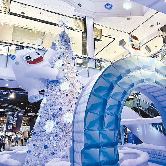 台茂购物中心「雪怪与迷宫圣诞树」相当抢眼，吸引家庭客前来消费打卡。（台茂购物中心提供）