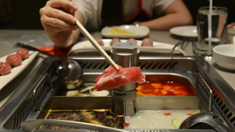 吃鍋「2枚鑽戒」放桌上被當垃圾丟了！妹子急報警   陸海底撈回應了