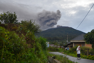 印尼火山爆發熔岩綿延1公里  至少13死18失蹤