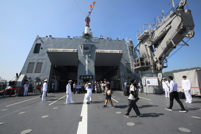 台灣海軍在高雄新濱營區開放媒體參觀玉山艦，公開展示艦上的直升機庫。（圖／張鎧乙攝）