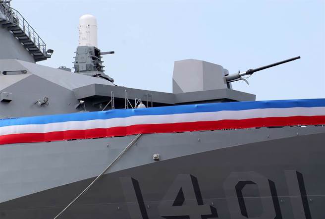 玉山艦首方陣近防炮（左）與75毫米主炮。（圖／鄭任南攝）