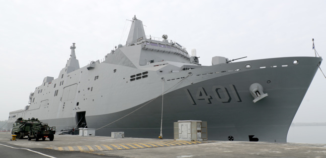 首艘由台灣自主研發、建造的萬噸級兩棲登陸艦玉山艦被定位為「平時能救災，戰時能作戰」的艦艇。（圖／鄭任南攝）