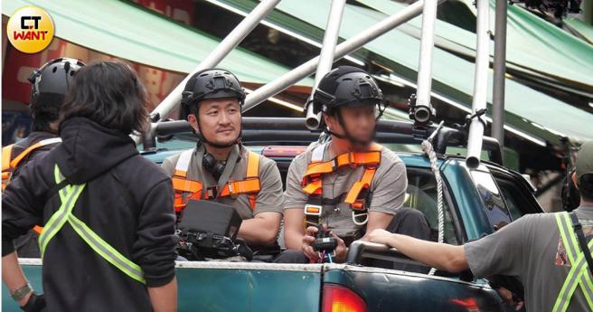 九把刀（左）日前在台北市信义区吴兴商圈封街拍电影《功夫》。（图／本刊摄影组）