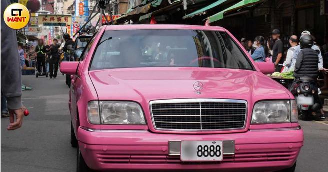 车牌8888的粉红色宾士在现场相当醒目。（图／本刊摄影组）