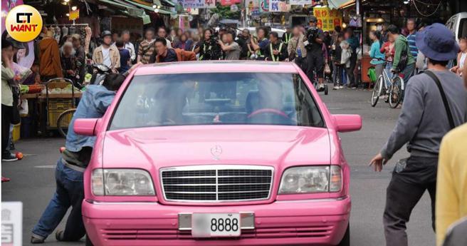 一名替身演员紧抓着车子后座车窗，险象环生。（图／本刊摄影组）