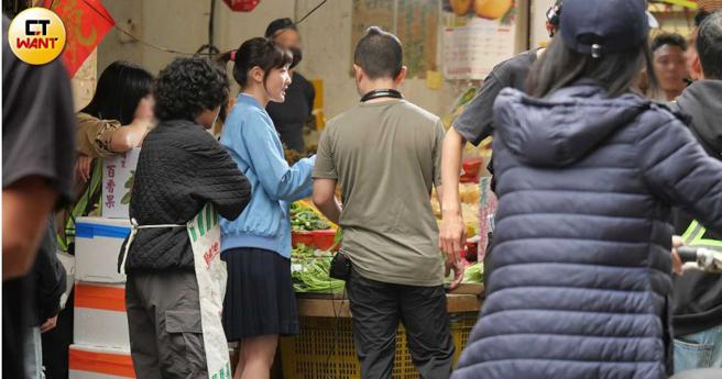 王净与九把刀在菜摊前讨论剧情及演出细节。（图／本刊摄影组）