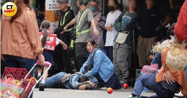 穿着高中制服的王净看到意外发生赶紧跑过去关心，滚落路边的则是蔡昌宪的替身。（图／本刊摄影组）