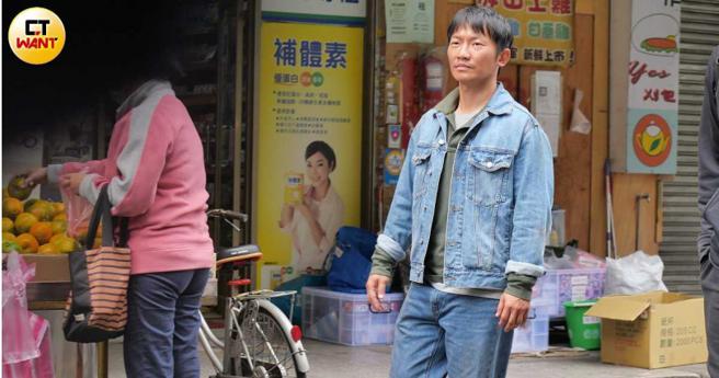 工作人员在忙着拍替身发生意外的画面，本尊蔡昌宪则在一旁溜搭。（图／本刊摄影组）