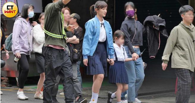 王净牵着片中的小女生演员，十分可爱。（图／本刊摄影组）
