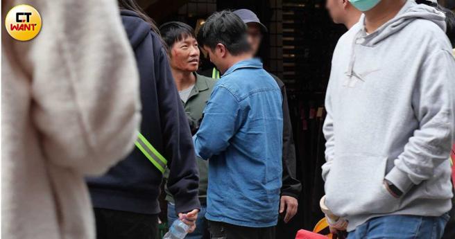 蔡昌宪脸上画着伤痕血迹。（图／本刊摄影组）