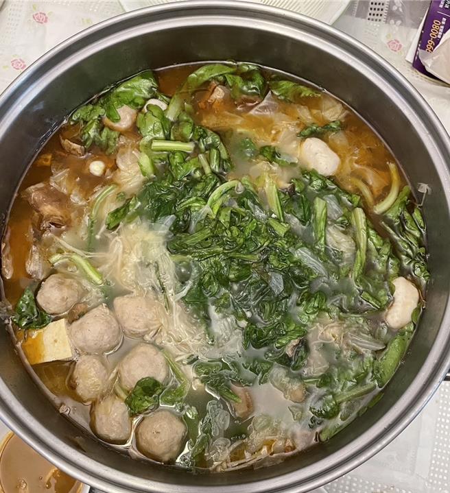 天气一转冷，不少民眾都会吃姜母鸭进补。（曹婷婷摄）