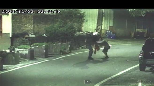 高雄岡山分局赤崁警方於12月2日在梓官區逮補1名毒品通緝犯。（翻攝照片／林瑞益高雄傳真）