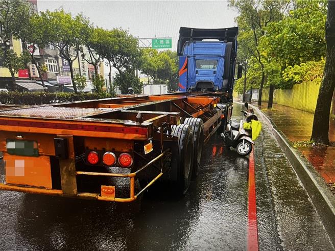 视线死角联结车碰撞机车，后座女子摔落遭车轮辗毙。(警方提供／吕筱蝉桃园传真)