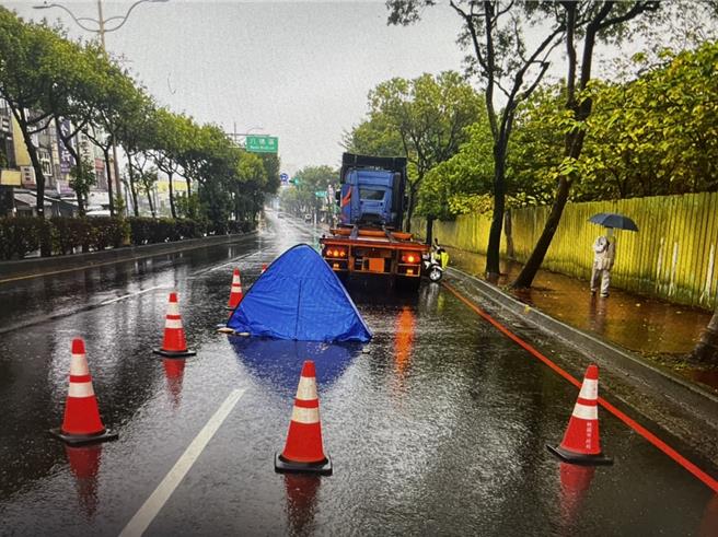 视线死角联结车碰撞机车，后座女子摔落遭车轮辗毙。(警方提供／吕筱蝉桃园传真)