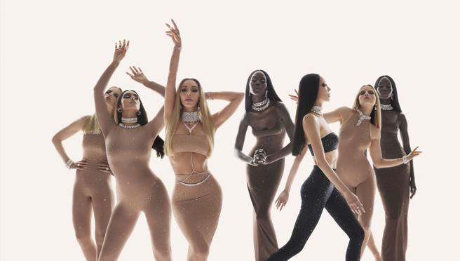 时尚名媛金卡戴珊（右三）的SKIMS内衣品牌与SWAROVSKI合作联名，她也亲自下海拍摄时尚形象照。（SWAROVSKI提供）