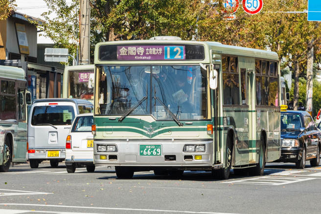 京都要求觀光客禁帶大件行李搭公車，避免衝擊當地大眾運輸工具運能。（示意圖／Shutterstock）
