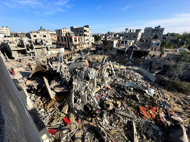以色列高阶官员4日坦言，就数字上来看，加萨走廊每1个哈玛斯战士阵亡就有约两名平民丧命。图为以军轰炸加萨走廊南部拉法地区后的画面。(图/ 路透社)