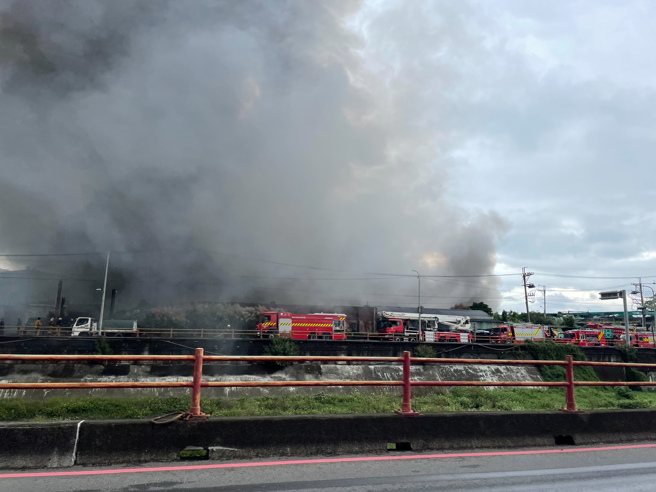 泰山铁皮家具工厂大火！「火势猛烈」59车逾120人抢救。(叶庭欣/翻摄)