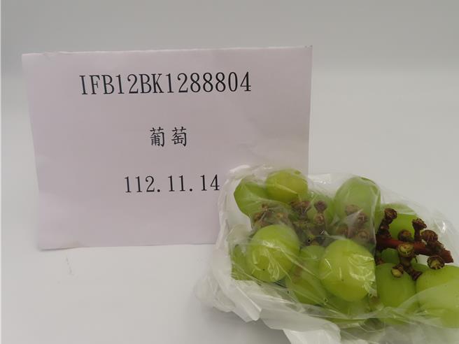 兩批自韓國進口、約9446公斤重的葡萄，分別檢出禁用農藥特安勃和克美素。（食藥署提供）