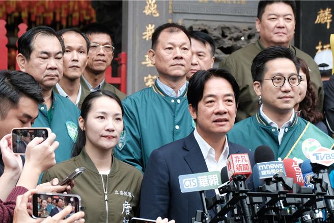 民进党总统候选人赖清德称引入印度移工是谣言，但陆生来台却是如假包换的政见，酸侯友宜要有担当，不必拿假消息搪塞自己的政见。（罗浚滨摄）