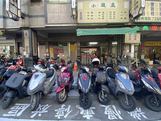 彰化县政府交通处与彰化市公所会勘彰化市旭光路停车状况后，近日在该地1处人行道畸零地划设机慢车停放区，以解决机车停车乱象。（孙英哲摄）