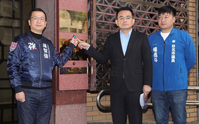 前总统府副秘书长、大安区立委参选人罗智强（左）、台北市议员杨植斗（右）与国民党智库召集人简荣宗（中）5日至台北地检署提告台北市议员苗博雅与罗文嘉散布谣言意图使人不当选。（季志翔摄）