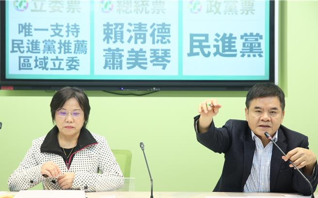 民进党副总统参选人萧美琴近来被质疑国籍认定问题，立法院民进党团书记长庄瑞雄（右）说，萧的固有国籍就是中华民国籍，大家清楚萧是放弃美国籍。（张铠乙摄）