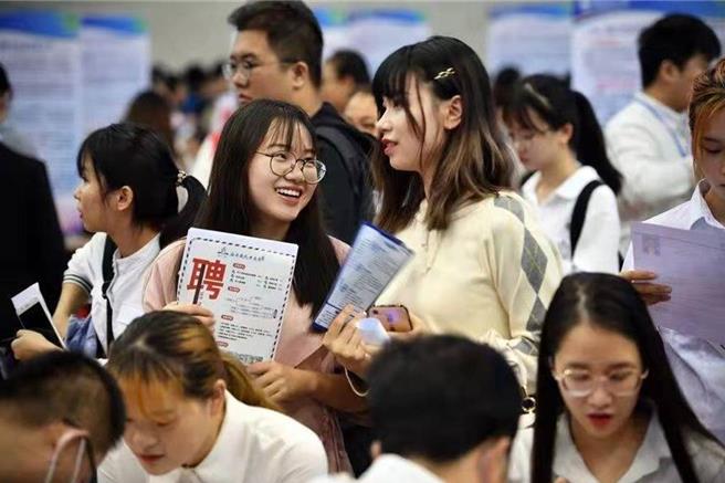 大陸青年失業問題待解，官方鼓勵畢業生到「艱苦邊遠地區」就業創業。（圖／人民日報）