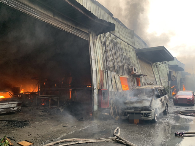 泰山铁皮家具工厂大火！「火势猛烈」59车逾120人抢救。(叶庭欣/翻摄)