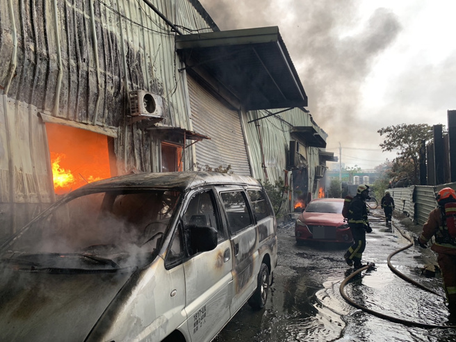 泰山铁皮家具工厂大火！「火势猛烈」59车逾120人抢救。(叶庭欣/翻摄)