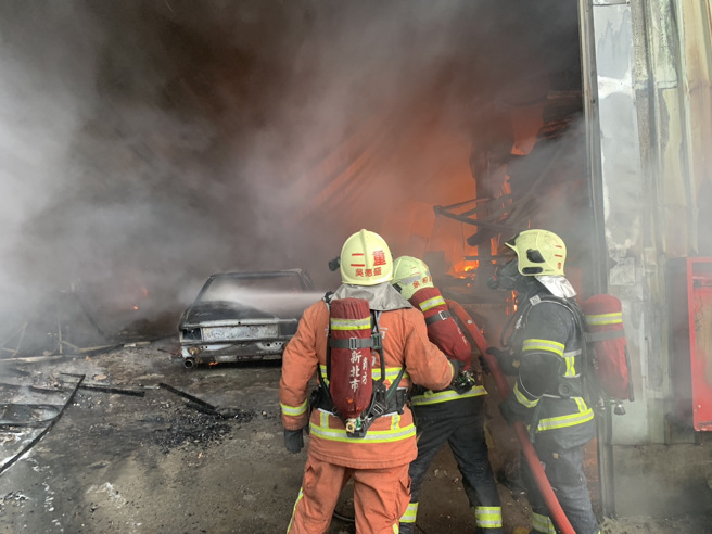 泰山铁皮家具工厂大火！「火势猛烈」59车逾120人抢救。(叶庭欣/翻摄)