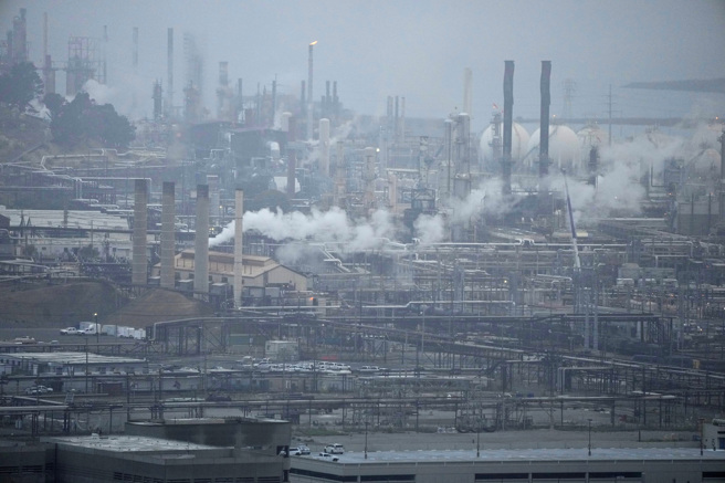 随化石燃料带来的碳排持续增加，全球暖化可能在7年内跨越关键的摄氏1.5度门槛。（图/美联社）
