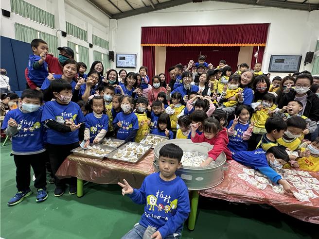 金門柏村國小今日舉辦歲末親子活動，特別安排在地文化體驗做「菜頭圓，讓所有幼兒園幼童與親師們提早感受冬至的團圓溫馨氣氛。(于家麒攝)