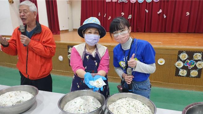 柏村國小邀請傳統點心達人王美玉(中)到場講解及示範「菜頭圓」的製作方式。(圖／柏村國小提供)