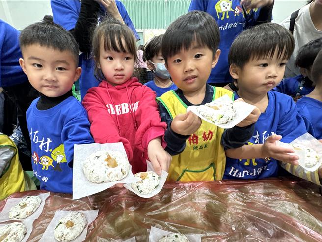 現場家長與孩子們一起動手將食材搓成菜頭圓的形狀，過程中笑聲不斷，場面溫馨熱絡。(于家麒攝)