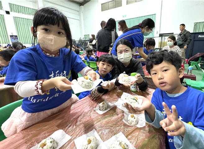 現場家長與孩子們一起動手將食材搓成菜頭圓的形狀，過程中笑聲不斷，場面溫馨熱絡。(于家麒攝)