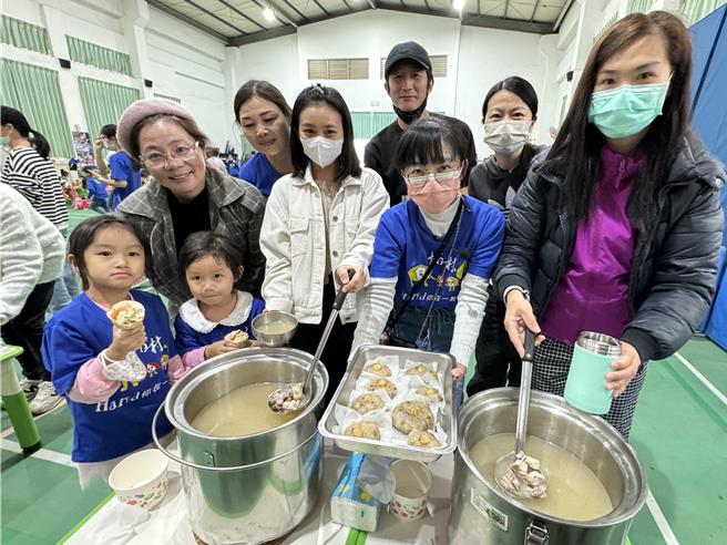 蒸好熱騰騰的「菜頭圓」搭配香菇雞湯一起食用，是金門東半島在冬至當天必吃的傳統美食。(于家麒攝)