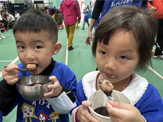 校方在現場也準備了傳統美食-紅豆湯圓，讓小朋友們體驗與認識節慶習俗文化。(于家麒攝)