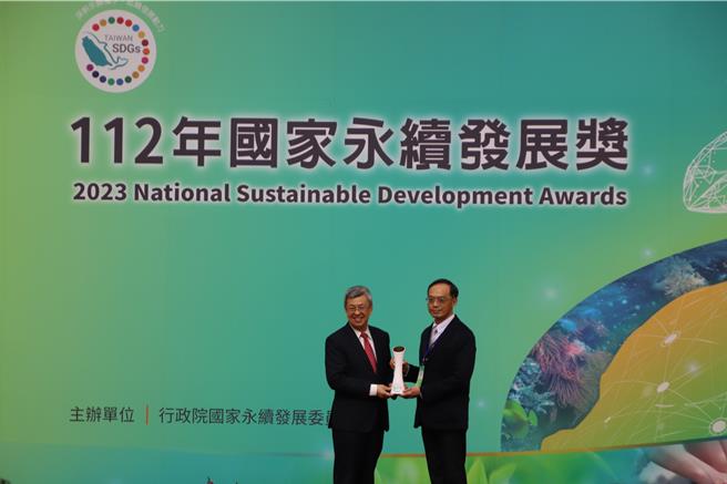 台中市環保局榮獲行政院國家永續發展獎，副局長商文麟（右）代表北上接受行政院長陳建仁（左）頒獎。（環保局提供／張亦惠台中傳真）