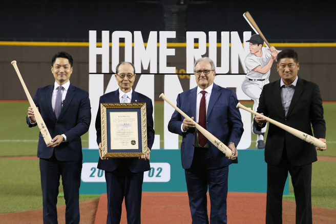 王貞治（左二）受邀擔任亞錦賽開球嘉賓，並贈送台北市長蔣萬安（左起）、世界棒壘球總會會長法卡利、中華棒球協會理事長辜仲諒紀念球棒。（資料照,杜宜諳攝）