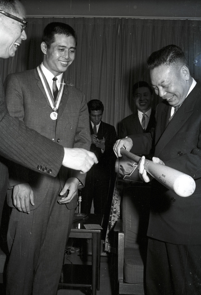 圖為時任中國青年反共救國團主任蔣經國（右）頒青年獎章給王貞治（中）後，王貞治致贈球棒。（中時資料照）
