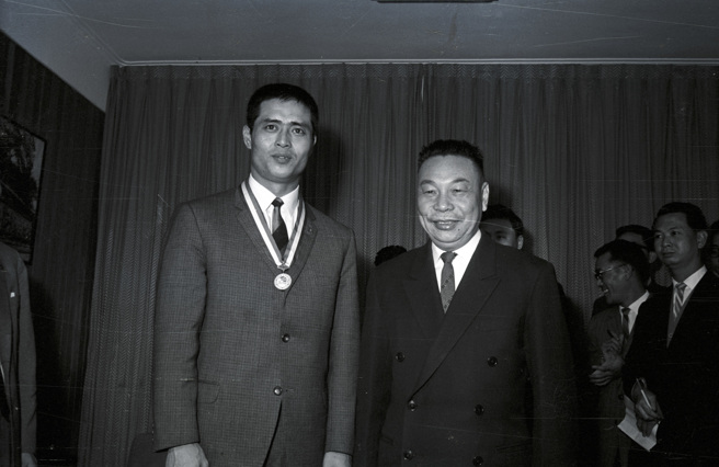 1965年12月7日，時任中國青年反共救國團主任蔣經國（右）接見王貞治（左）。（中時資料照）