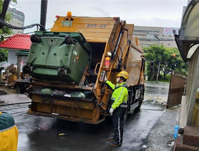 桃園市今年起陸續針對33輛垃圾車加裝垃圾子車舉臂設備，並鼓勵大型社區加入日間專車清運路線，盼提升夜間清運的準點率。（桃園市環保局提供／陳夢茹桃園傳真）