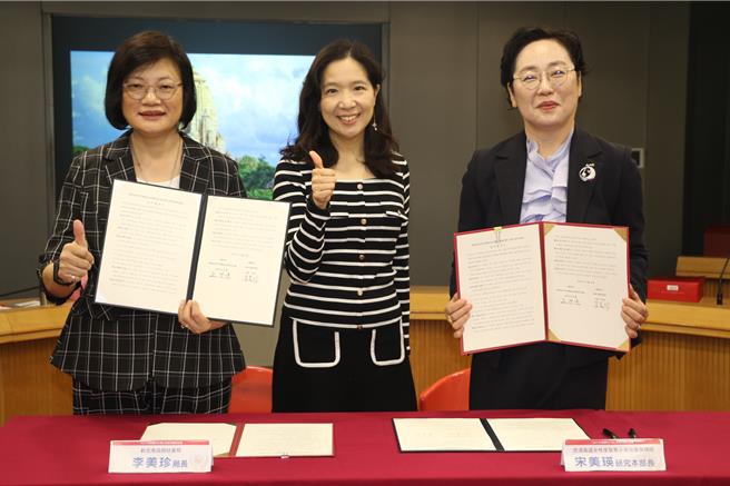 在銘傳大學國際副校長李藍瑜（中）的牽線下、韓國忠清南道宋美瑛本部長（右）與新北市社會局長李美珍（左）代表簽署合作備忘錄。（新北市社會局提供）