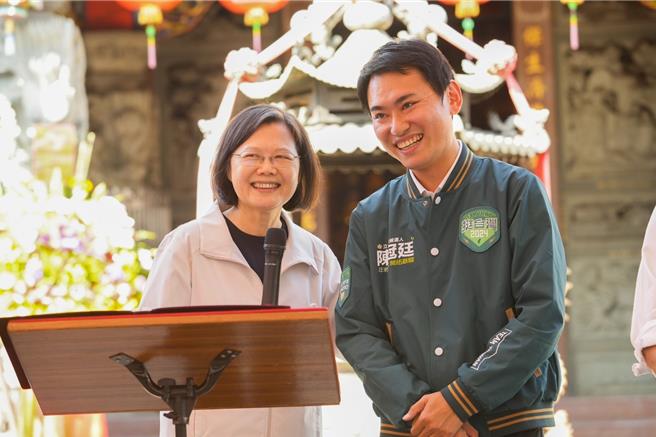 总统蔡英文5日至民雄乡双福村保安宫参香祈福，并为民进党山区立委参选人陈冠廷助讲。（陈冠廷竞选团队提供∕吕妍庭嘉义传真）