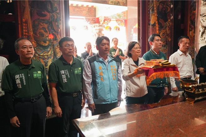 总统蔡英文5日至民雄乡双福村保安宫参香祈福，并为民进党山区立委参选人陈冠廷助讲。（陈冠廷竞选团队提供∕吕妍庭嘉义传真）