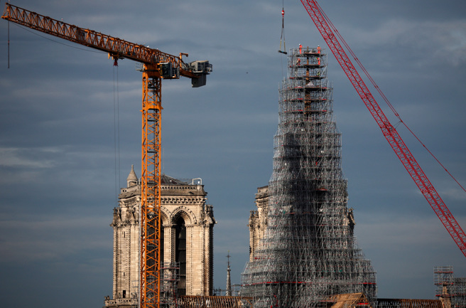 2019年聖母院發生火災，全球眼睜睜看著標誌性的教堂尖塔倒下，如今巴黎天際線已看得到新的聖母院尖塔，尖塔預計可在2024年夏天巴黎奧林匹克運動會登場時完工。（圖/路透社）
