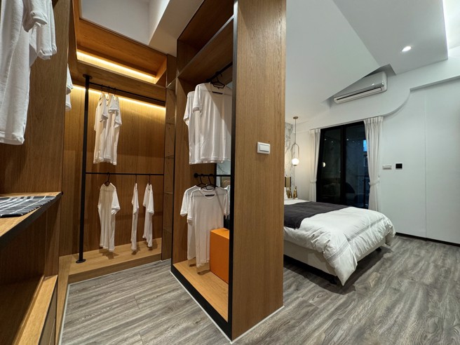 永龙建设独家设计小坪数大收纳双排更衣室空间，满足女主人拥有双排更衣室的梦想，并解决大楼普遍收纳不足的问题。(图/业者提供)

